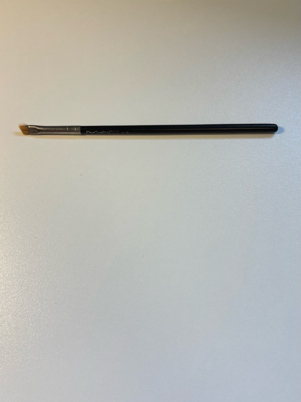 MAC 208 Synthetic Angled Brow Brush